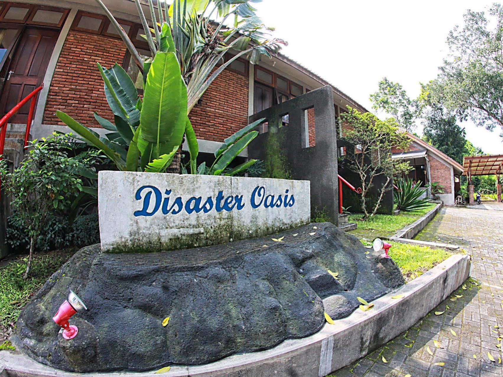 Disaster Oasis Hotel Калиуранг Екстериор снимка